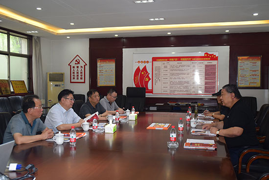 臨汾市市場(chǎng)監(jiān)督管理局局長(zhǎng)、非公企業(yè)黨委書記張東紅<br>在科海集團(tuán)調(diào)研非公黨建工作