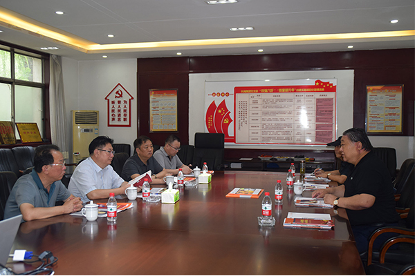 臨汾市市場(chǎng)監(jiān)督管理局局長(zhǎng)、非公企業(yè)黨委書記張東紅<br>在科海集團(tuán)調(diào)研非公黨建工作